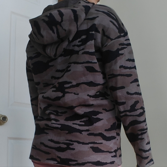 Tahari Womens Size Small Hoodie Camo Sweater Gray Black Soft Stretchy - Picture 5 of 8
